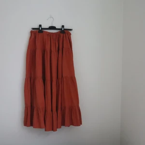 VINTAGE KJOL 🦋 - Köpte denna kjol på en vintagebutik i Barcelona 2019. Älskar den men har tyvärr inte samma stil längre och vill därför sälja den vidare.