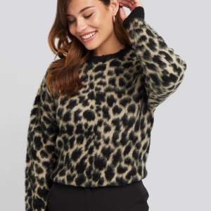 Stickad borstad tröja med leopardmönster i storlek XS från NA-KD. I mycket fint skick och storlek XS men är ganska stor i storleken.   Köparen står för eventuell frakt. 