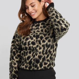Stickad tröja - Stickad borstad tröja med leopardmönster i storlek XS från NA-KD. I mycket fint skick och storlek XS men är ganska stor i storleken.   Köparen står för eventuell frakt. 