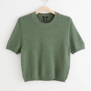 Stickad t-shirt - Använd 2 ggr, trendig modell 💚 passar XS-M 📦Frakt kostar 66kr & är spårbar