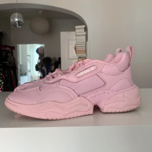 Adidas bubblegum pink leather sneakers 41 1/3 US9 - Rare och unika sneakers från Adidas, inköpta för några år sen. Använda max 3 ggr men under höst/vinter så sulorna behöver skrubbas lite! 