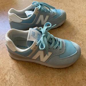 New balance 574  - New balance i väldigt bra skick! Använd fåtal gånger, säljer pga att de inte kommer till användning! 