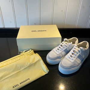 Axel Arigato skor  - Säljer mina Axel arigato skor i modellen detailed platform som inte säljs längre. Använda Max 4 gånger så väldigt bra skick. Kvitto, kartong och dust bag finns såklart. Skriv privat om de önskas för bilder. Ny pris ca 2000kr. Köparen står för frakten. 
