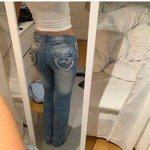Low Rise jeans  - ⚠️TRYCK EJ PÅ KÖP DIREKT⚠️ Super fina low waist jeans med fina detaljer på fickorna, aldrig använda, passar mig som är 1,63 
