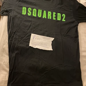 Dsquared2 logo T-shirt - Superbra condition 9/10, använt fåtal gångee, XL men sitter som L. Passar mig som är 192cm lång.  Kvitto finns via farfetch, nypris 2000kr.   Fast pris.