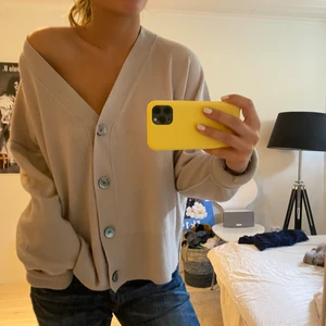 Kashmir kofta - Ett perfekt plagg till hösten, en beige 50% Kashmir 50% wool kofta från hm. Perfekt för en myskväll men även över en snygg tight fest topp!  Väl använd