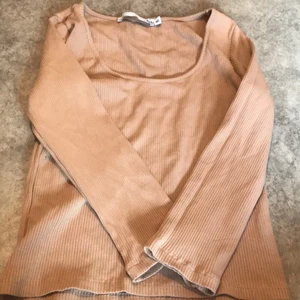 Stickat tröja - Fin stickat tröja , storleken M/L , kort vid armarna typ 