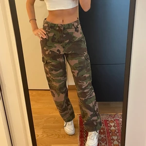 Brandy Melville military cargo - Säljer dom här cargo från brandy Melville. Dom sitter lite under naveln på mig och dom är i jättebra skick💓