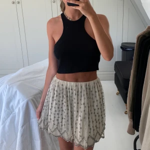 Zara kjol - Kjol från zara med pärlor, några pärlor har gått av på ett ställe (bild 2). Kan mötas eller så står köparen för frakten 