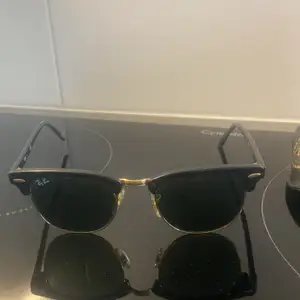 Väldigt fina Ray Ban Clubmasters.