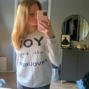 Sweatshirt - Nu säljer jag min superfina sweatshirt som är köpt second hand. Säljer denna på grund av att den inte kommer till användning och därav aldrig är använd. Köpte denna på stadsmissionens secondhand och kommer från märket edc.  Den är i superbra skick!💕