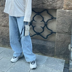 Gina Idun  - Vida jeans från Gina, finns fler färger, bla svart/grå, vit, beige och svart. Jag har storlek 42/44 på dessa. Är 188 lång, normalstor. Fungerar till både dam och herr. Köpare står för frakt och betalar via swish.🫶