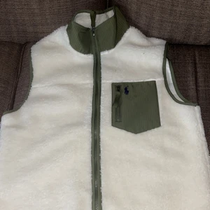 Ralph lauren väst - En väldigt stilig och matchande Ralph Lauren väst som tyvärr inte är använd en enda gång pågrund av att jag använder en anna väst. Inga skador elr fläckar då den ä helt ny!  Nypris 1799kr och säljer den för 1300kr pris kan diskuteras Hör av er vid frågor👍