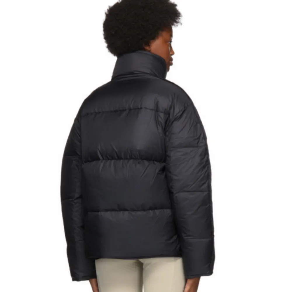 Säljer min unika klassiska Acne studios Puffer jacka. Köpte jackan februari 2021 och har använt den ca 10 gånger sedan dess, alltså i nytt skick. nypris var 6900kr. Jackan är i strl 32 men passar alla från 32-36 då den är oversize! Kvitto finns!!!. Jackor.