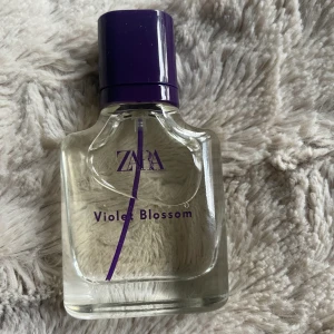 Zara parfym - Säljer min zara parfym i doften violet blossom, som var väldigt populär när de hade den i sortimentet. Den är helt oanvänd. 30kr frakt 25kr
