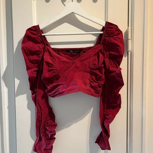 Röd bohemisk croppad top. ZARA - XS - Använd 1 gång, superfin men tyvärr för liten för mig. Som ny! XS 