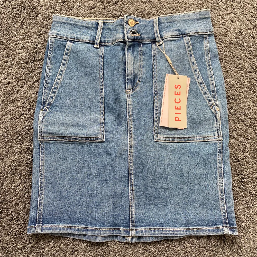 Säljer denna superfina nya jeanskjolen från pieces. Nypris 250, säljer för 100. Storlek M ❤️‍🔥. Kjolar.