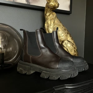 Boots  - Skit schyssta boots från Pavement med traktorsula, köpta förra vintern knappt använda. Jätte sköna att gå i och as snygga att ha när som helst. Mörkbruna i lädret. Köpta på raglady för 1599kr. 