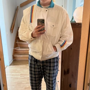 Vintage windbreaker XXL ahlsell  - Frakt & upphämtning ✅ otroligt skön windbreaker som passar till vår, höst och sommar med fräcka retro färger. Små fläckar förekommer. skriv privat för fler bilder och frågor 😁💫