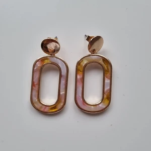 Örhängen från H&M - Fina örhängen från H&M, de är lite tunga💗 Fint skick och inga skador. Aldrig använt. ❗️Köp inte direkt, jag tar swish❗️