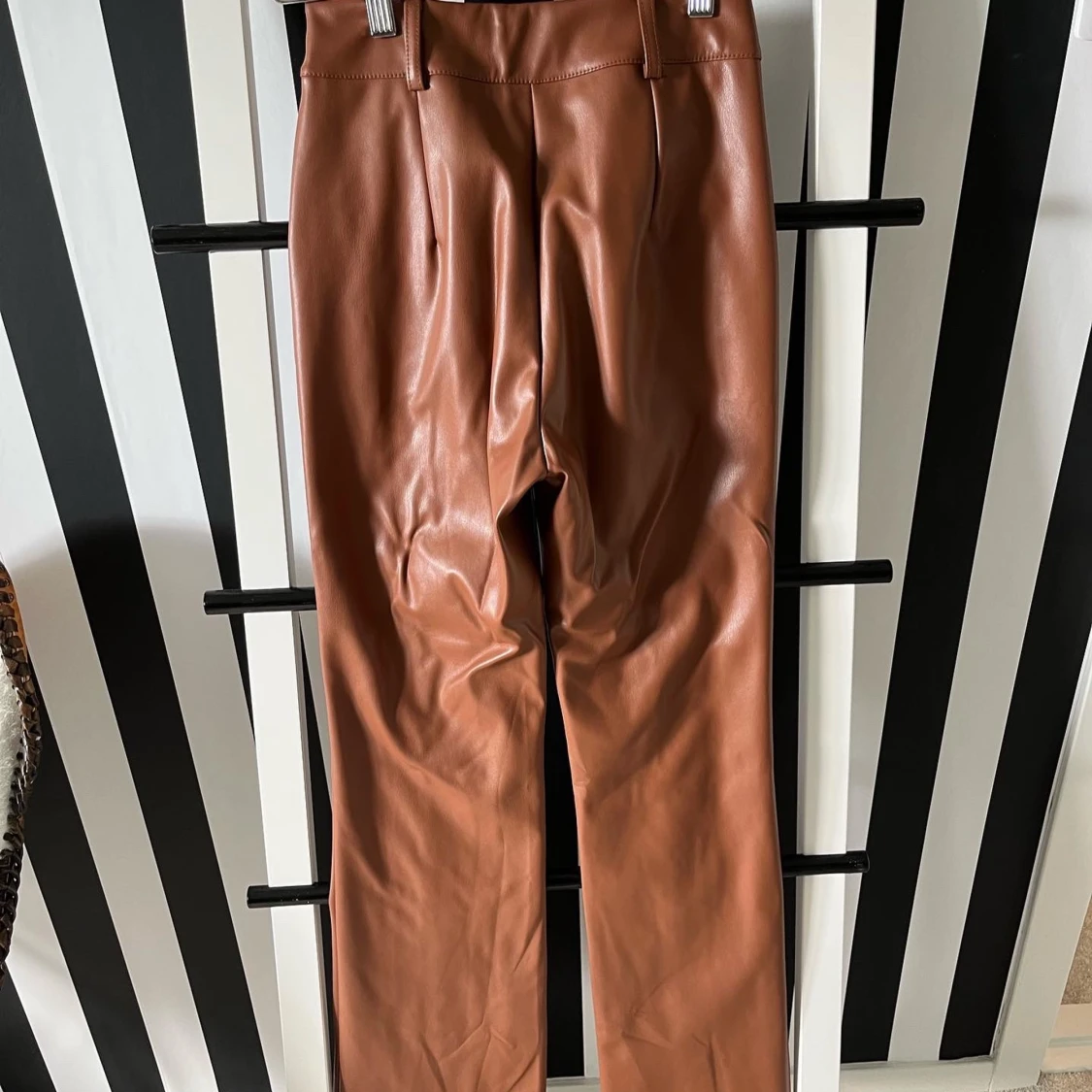 Bruna skinnbrallor med pressveck  - 90