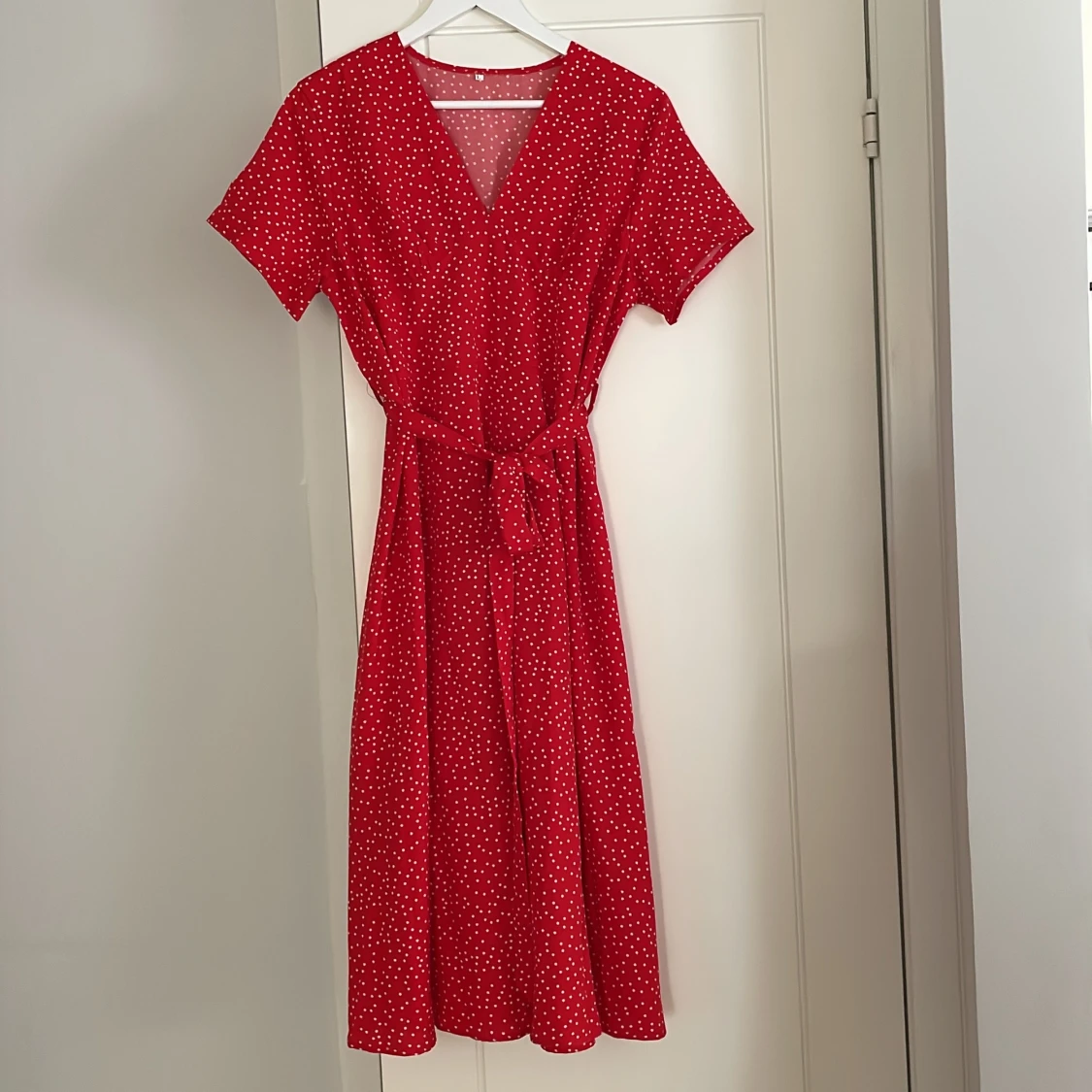 Rödprickig klänning