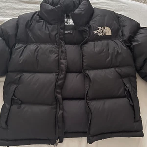 The north face jacka - Säljer denna snygga vinterjackan pågrund av att jag vill köpa en ny vinterjacka. Den har även en luva man kan väckas ut, den är i väldigt bra skick och nypris är: 3699kr