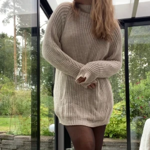 Stickad klänning - En beige/ljusgrå superfin stickad klänning/oversized tröja som passar perfekt till hösten och vintern. Den har en ”halv polo”. Köpt utomlands med prislappen kvar! 290 kr inklusive frakt💕