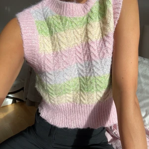 Zara knitted väst stl S i pastellfärger - Zara knitted väst stl S i pastellfärger! Superfin & veckad nertill. Älskar verkligen denna västen, fick en snarlik i present så tänker att någon annan kan ta hand om denna fina! 🥰