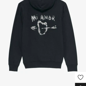 Amour - Säljer min fina hoodie som knappt är använd!🤍