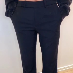 Storlek 38 - Säljer dessa fina kostymbyxor. Använt fotar gånger men ser fortfarande helt ny ut💕 hör av er vid intresse går såklart att diskutera om priset💕 Storlek 38 men skulle sagt passar 36 med☺️