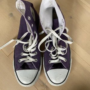 Converse 39/40 - Coola lila converse i storlek 39/40💜Dem är knappt använda och är i väldigt bra skick, säljer pga använder ej