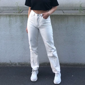 Beiga jeans från Weekday - All time favourite jeans från Weekday! Så sjukt snygg passform, straight modell. Strl: W28/L32! Har tyvärr växt ur därav säljs dom. Köparen står för fraktkostnad🤍