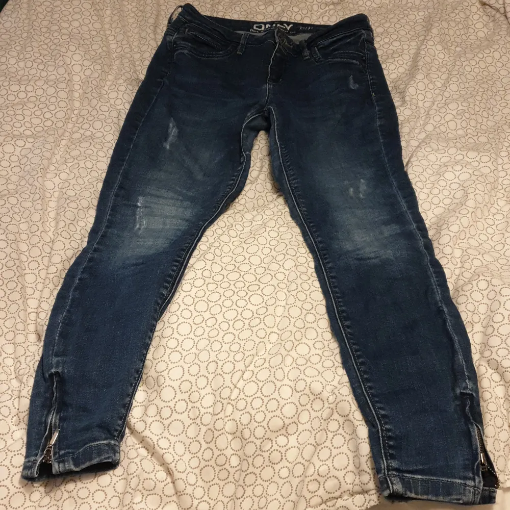 Mörkblåa jeans med små dragkjedjor på sidan. Har inte använts på ett tag  !Tryck ej på köp nu innan du har kontaktat mig! Frakt 49 kr . Jeans & Byxor.