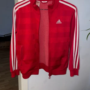 Adidas 3 stripes - Säljer en röd Zipup Adidas  Strl S