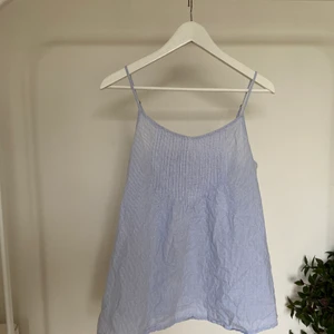 💙Randigt linne🤍 - Blå vit randigt linne i storlek M. I använda sick💙💙