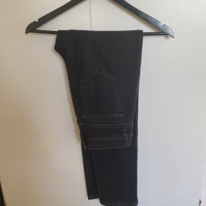 Svarta jeans - Abrand - Måste nu tyvärr sälja dessa jeans då dem har blivit för små🙁. Såååå snygga svarta jeans som sitter så fint och bekvämt! Köptes ungefär 5 mån sedan och inte mycket använda. Från Abrand!  Nypris: 1 100kr    Obs! Ligger ute på flera sidor😊  Nytvättade!🖤