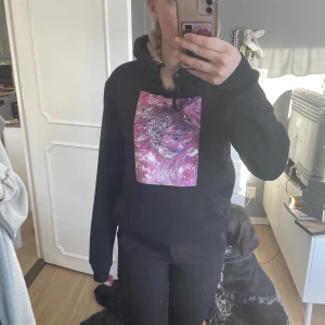 Hoodie  - Säljer denna jättefina hoodie från the cool elephant, jag älskar den och den har ingen skada eller fläck. Väldigt fint skick.