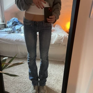 mango jeans - säljer mina lågmidjade bootcutjeans från mango!