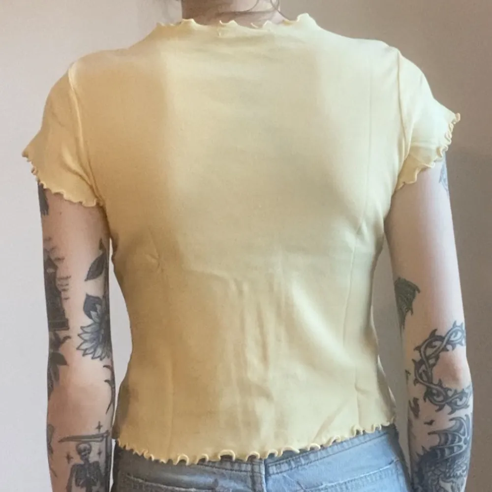 Brandy Melville T-shirt   Gul med lettuce edges   Använd fåtal gånger så i perfekt skick . T-shirts.