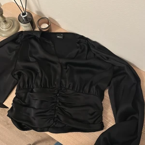Satin blus  - Jättefin svart blus från ginatricot 