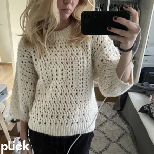 Zara tröja  - (LÅNAD BILD) Säljer nu min tröja från zara som är som ny och säljer pågrund av att den inte kommer till användning.