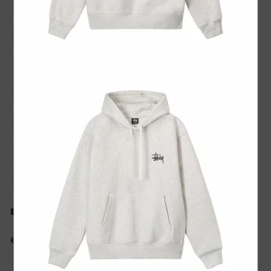 sussy hoodie - intressekoll på min äkta ljusgrå stussy hoodie som nästan är helt oanvänd. Säljer då jag tycker den sitter lite tight. original pris online runt 1250