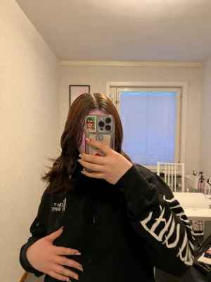 Hoodie - Snygg hoodie med tryck på armar och baksida. Använd endast ett fåtal gånger. 