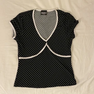 Prickig topp - Är lite slitet precis vid v-ringnen som visat på bilden men inget som syns tydligt. Står ingen storlek men skulle säga Xs/S. Använd gärna köp nu💘
