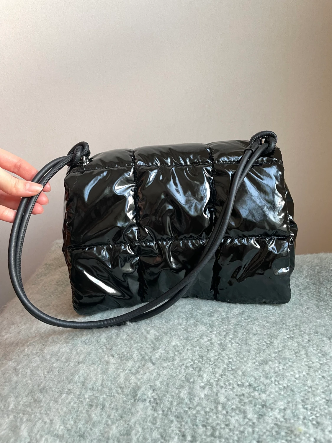 Vadderad lackväska  - 90