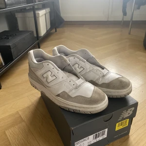 New balance 550  - Hej! säljer nu mina new balance 550 på grund av att dem är förstora. Köptes i början av december förra året på Zalando. Självklart får du lådan och snörena till. Skriv bara om du har några frågor😄