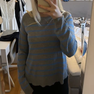 Grå och blå randig tröja - Grå tröja med blåa ränder från Zara i storlek M. Använd fåtal gånger, så i bra skick. Skicka privat vid frågor <3