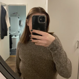 Stickad tröja - Super mjuk stickad tröja från veromoda, superfin grå/brun färg! Använd 1 gång 