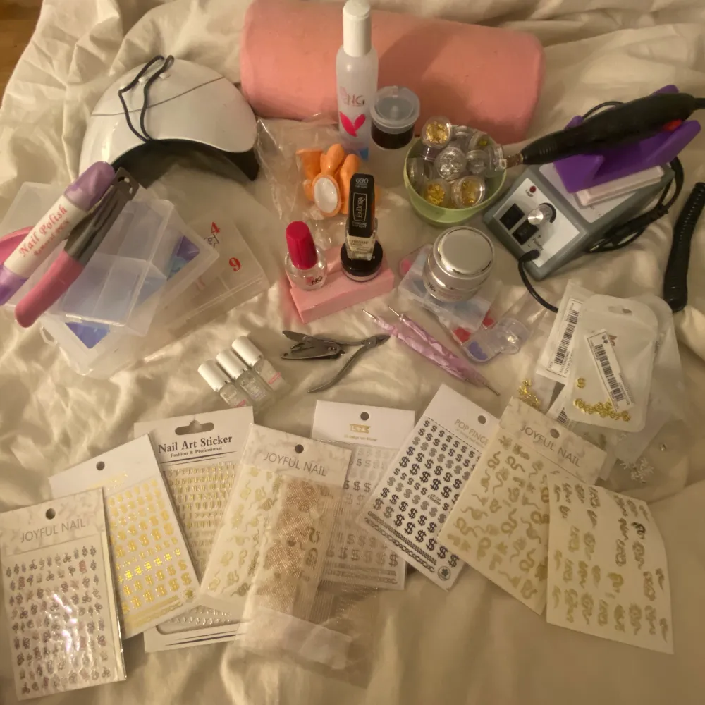 En massa saker för naglar! Går o köpa allt separat även!  Elektrisk fil, Uv lampa, Stickers/dekoration Massa glitter o gul/silver folie Nagel tippar 3 paket Nail prep, builder gel, lite clean of sulution, test fingrar, chrome tip coat + poweder,3 topcoat. Övrigt.